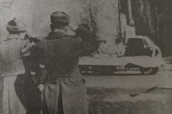 3在李兆麟将军出灵的途中，苏联红军战士向这位伟大的民族英雄正在行进的灵车致敬.jpg